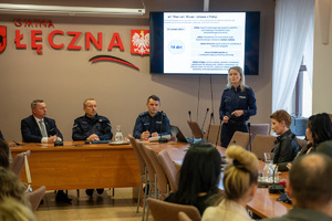 policjanci i uczestnicy debaty