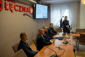 policjanci i uczestnicy debaty