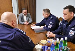 wojewoda Lubelski z komendantem wojewódzkim Policji i policjantami na spotkaniu