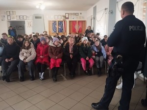 dzielnicowy i dzieci podczas spotkania