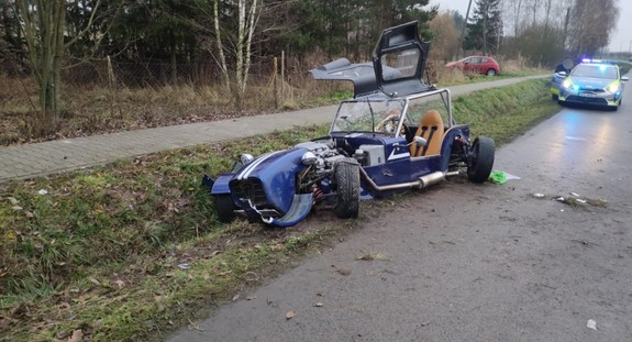 uszkodzony pojazd w tle radiowóz