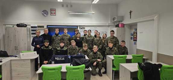 policjantka  z uczniami