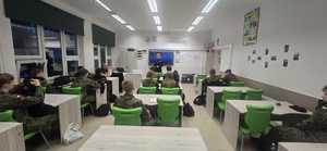 policjantka z uczniami