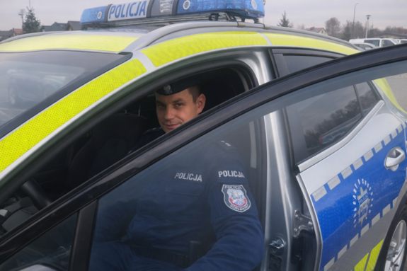 dzielnicowy siedzący w radiowozie