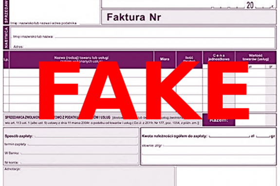 faktura z napisem FAKE w kolorze czerwonym