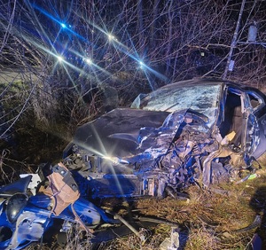 uszkodzone auto po wypadku drogowym