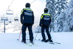 policjanci na stoku