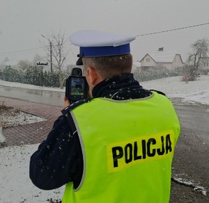 policjant mierzy prędkość pojazdów