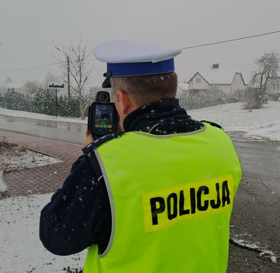 policjant mierzy prędkość pojazdów