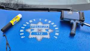 urządzenia do pomiary trzeźwości oraz prędkości na masce radiowozu