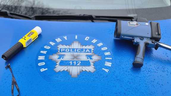 urządzenia do pomiary trzeźwości oraz prędkości na masce radiowozu