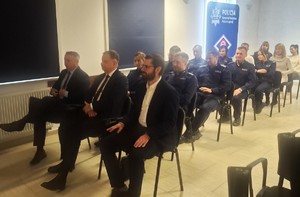 zaproszeni gości i policjanci podczas odprawy