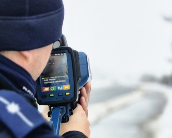 policjant mierzy prędkość pojazdów