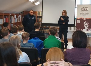 policjanci na spotkaniu z uczniami