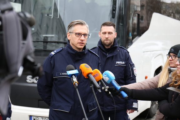 Bezpieczne ferie na Lubelszczyźnie. Wizerunek policjantów z dziennikarzami