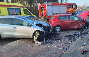 uszkodzone pojazdy po wypadku drogowym, w tle pojazdy służb