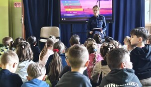 policjantka z dziećmi na spotkaniu