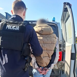 zatrzymany cudzoziemiec z policjantem