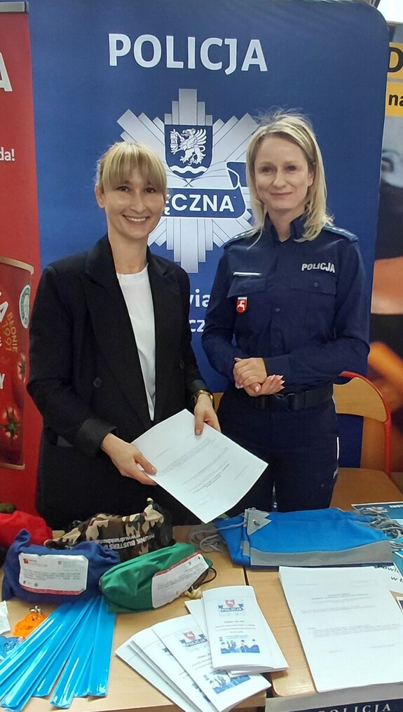 przedstawiciele policji na targach pracy