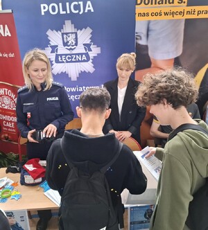 przedstawiciele policji na targach pracy