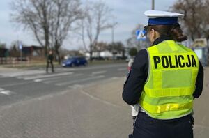 policjantka przy przejściu dla pieszych