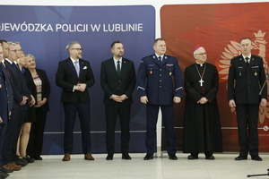 Wielkanocne spotkanie służb mundurowych w Komendzie Wojewódzkiej Policji w Lublinie. Jego Ekscelencja Artur Miziński Ksiądz Biskup Pomocniczy Archidiecezji Lubelskiej, I Wicewojewoda Lubelski Pan Wojciech Wołoch, Wicemarszałek Województwa Lubelskiego Pan Marek Wojciechowski,Komendant Wojewódzki Policji w Lublinie inspektor Tomasz Gil,  Komendant  Wojewódzkiej Państwowej Straży Pożarnej st. bryg. Zenon Pisiewicz.