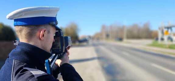 policjant podczas pomiary predkości