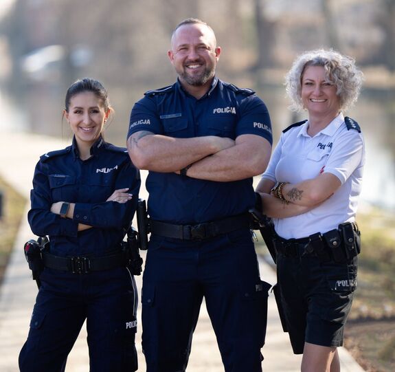 trójka policjantów, dwie kobiety i mężczyzna na wspólnym zdjęciu