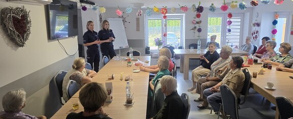 seniorzy i policjantki na spotkaniu