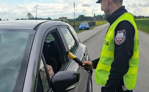 policjant podczas działań trzeźwość, kontroluje kierującego pojazdem