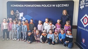 zdjęcie grupowe policjantki z dziećmi