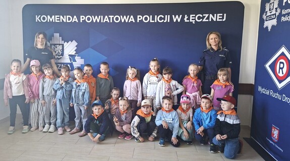 zdjęcie grupowe policjantki z dziećmi