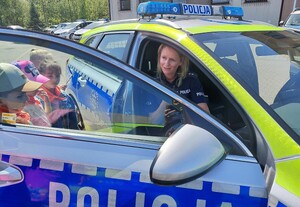 policjantka z dziećmi przy radiowozie