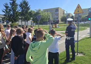 policjant z dziećmi