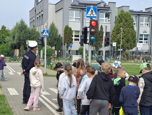 policjanci z dziećmi