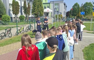 policjanci z dziećmi