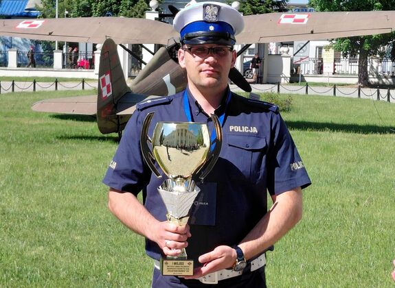policjant z pucharem który zajął pierwsze miejsce