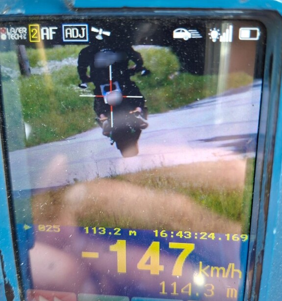 zdjęcie z urządzenia do pomiaru prędkości, motocyklista