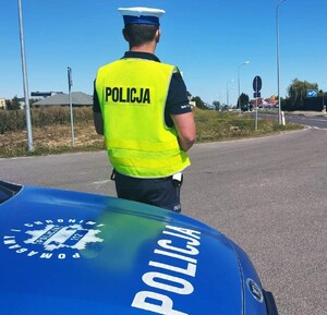 policjant przy radiowozie