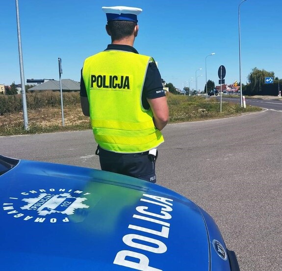 policjant przy radiowozie