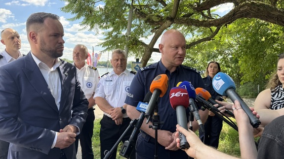Zastępca Komendanta Wojewódzkiego Policji w Lublinie młodszy inspektor Jacek Deptuś rozmawia z dziennikarzami.