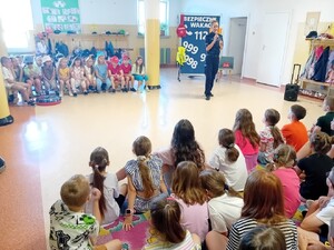 policjantka z dziećmi