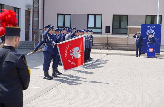 policjanci na placu przed komendą