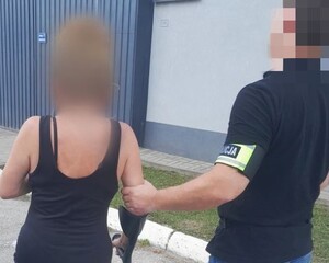 kobieta podczas doprowadzenia