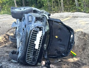 uszkodzony pojazd po wypadku drogowym