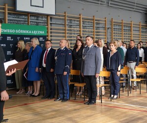 policjanci , uczniowie i zaproszeni goscie