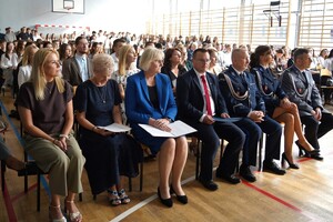 policjanci, dyrekcja i zaproszeni goście