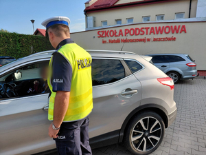 policjant sprawdza stan trzeźwości kierującego