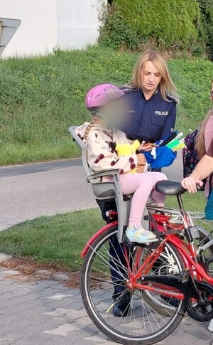dziecko w foteliku na rowerze