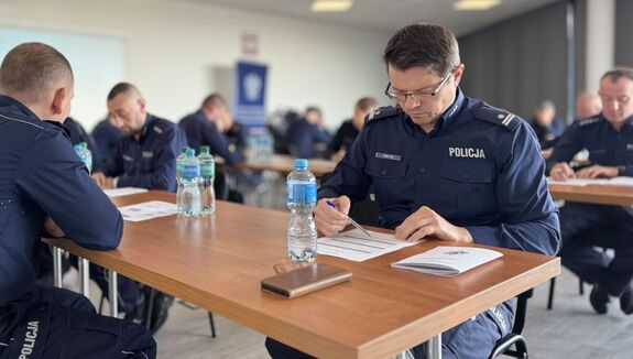 Policjanci rozwiązują testy z wiedzy